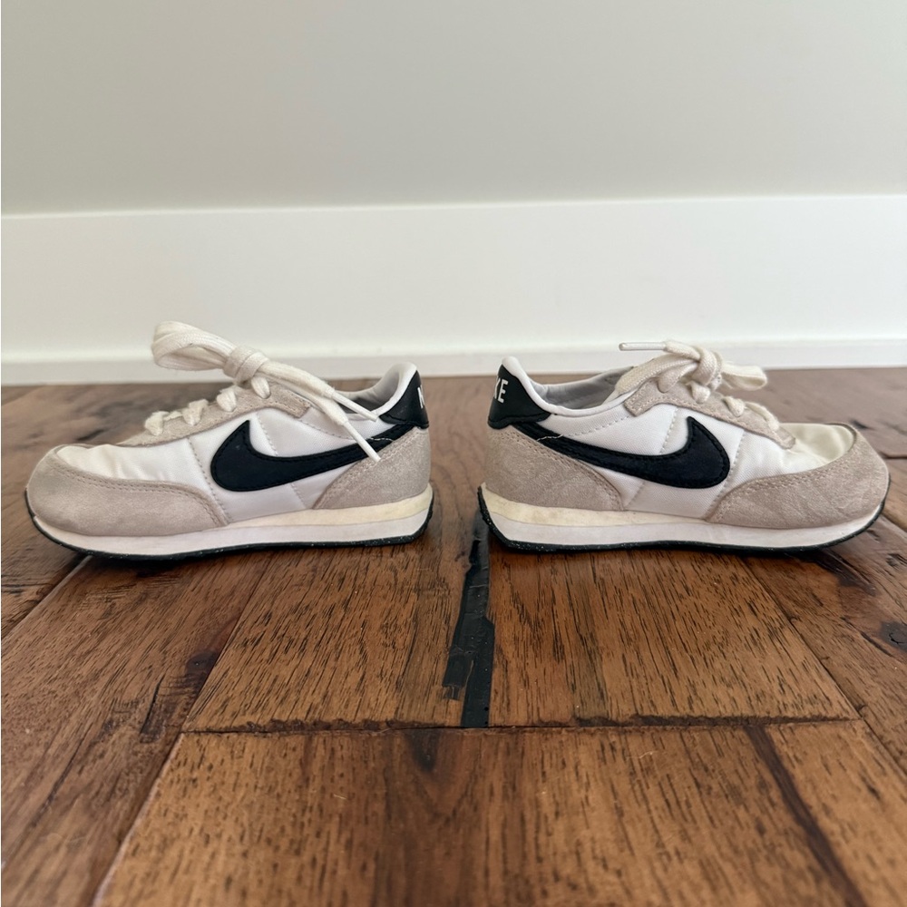 Nike Kids White and Black Sneakers - Picture 4 of 8